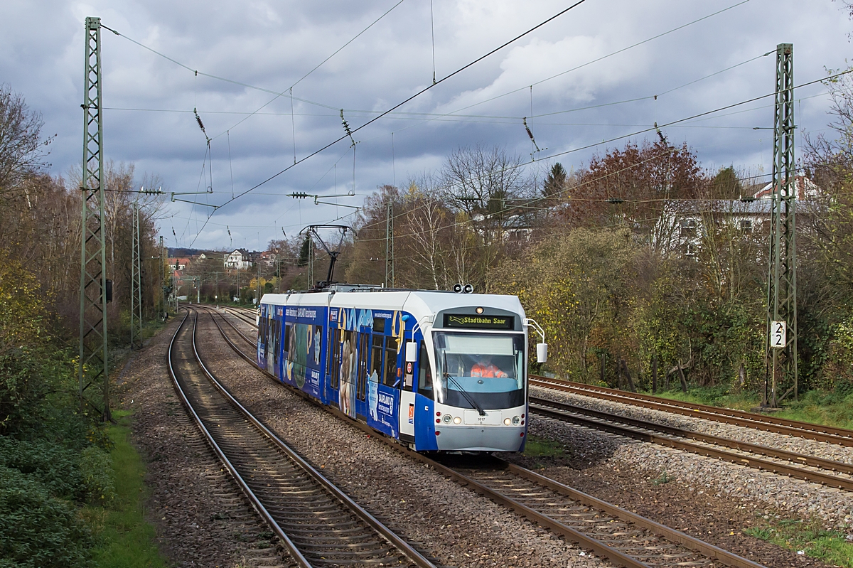  (20151119-131006_Saarbahn 1017_Saarbrücken Ost_b.jpg)