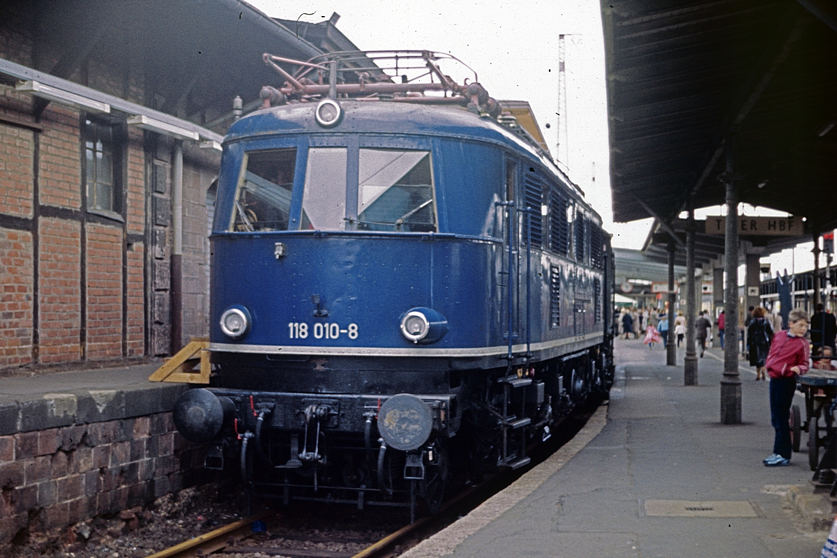  (10-16_19811004_118 010_Trier Hbf.jpg)