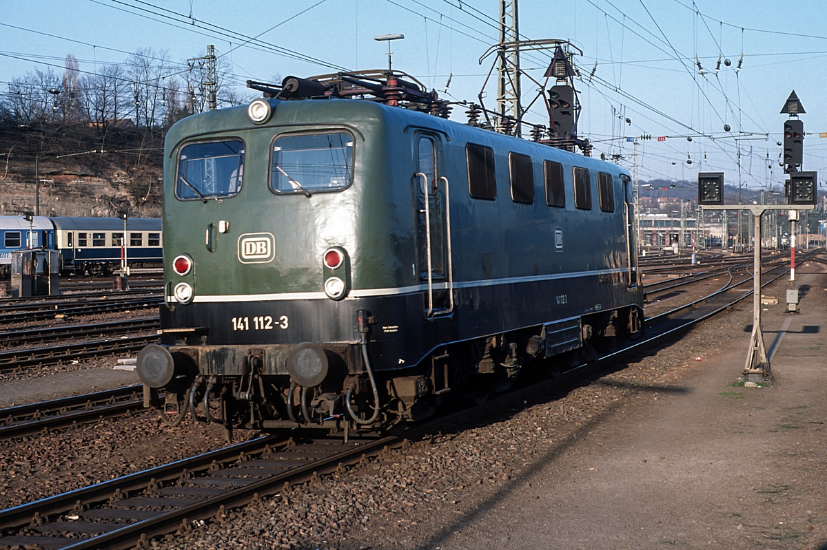  (19900315_53-49_141 112_Saarbrücken Hbf_b.jpg)
