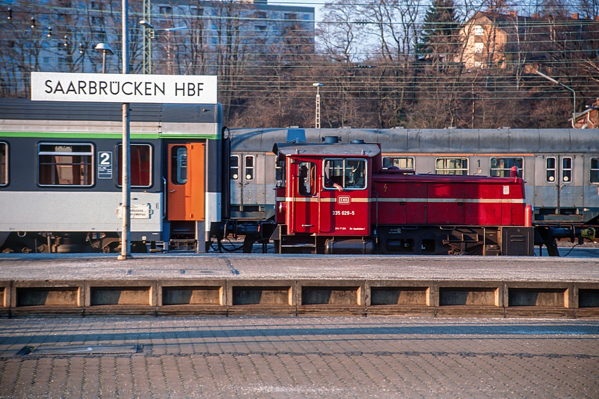  (19910301_55-03_335 029_Saarbrücken Hbf_b.jpg)