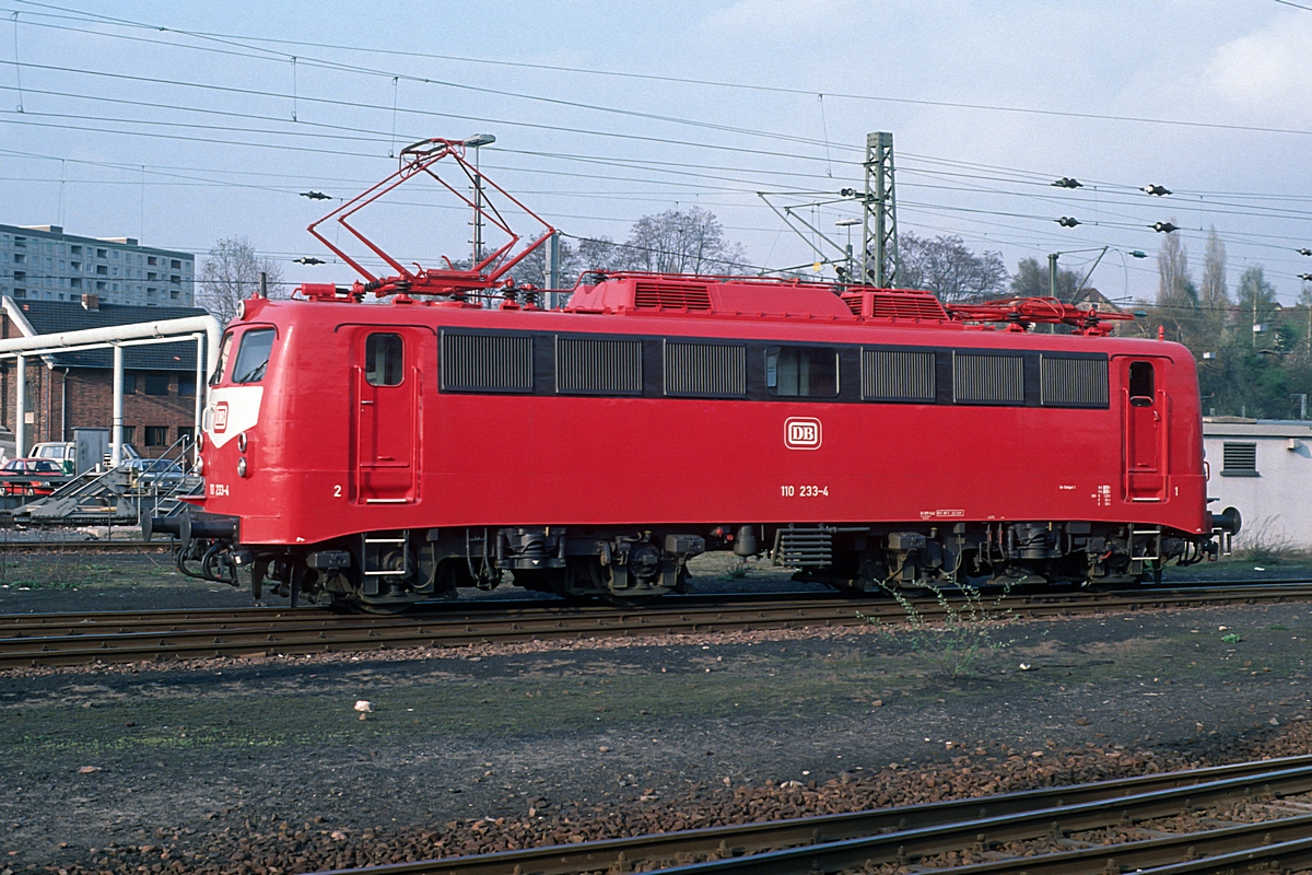  (19910409_55-27_110 233_Bw Saarbrücken Hbf_b.jpg)