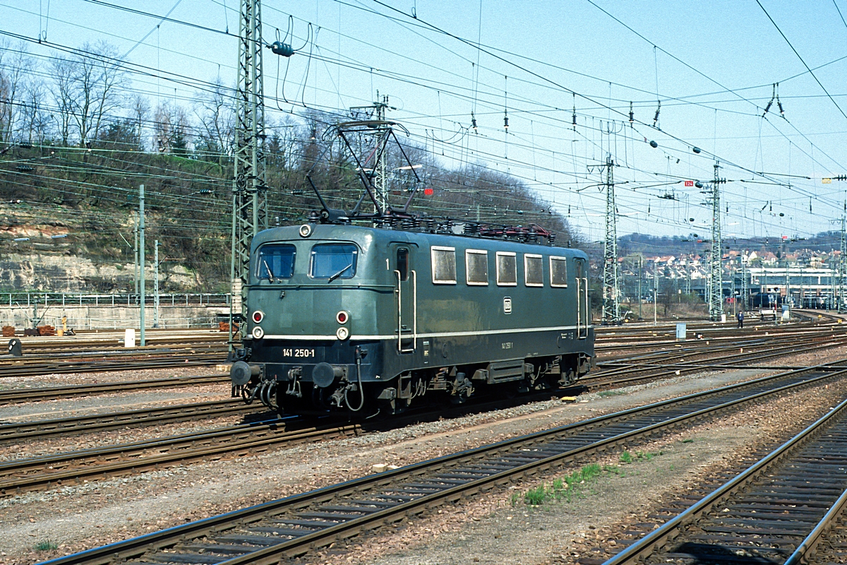  (19880410_45-41_141 250_Saarbrücken Hbf_a.jpg)