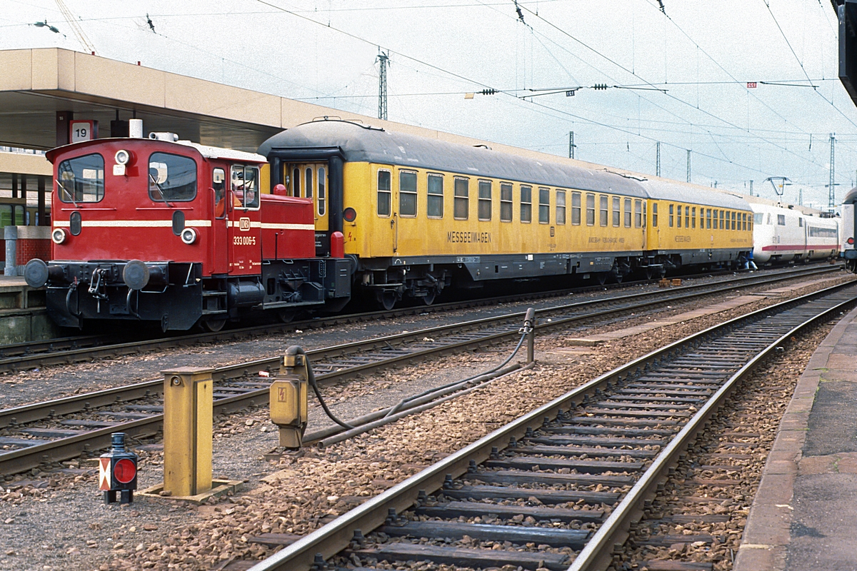  (19881008_49-50_333 006-410 002-810 003-410 001_Saarbrücken Hbf_ Dsts 80458_b.jpg)