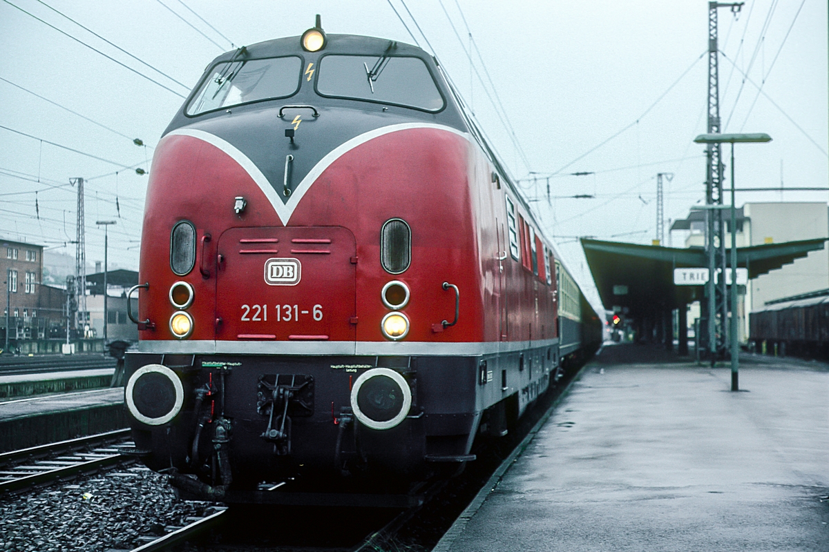  (19830919_32-33_221 131_Trier Hbf_b.jpg)