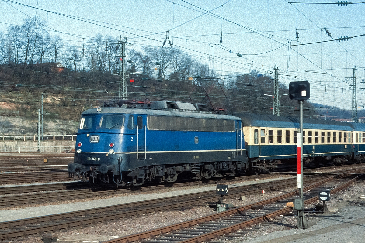  (19830223_20-42_110 348_Saarbrücken Hbf_E 2550_Passau-SSH_a.jpg)