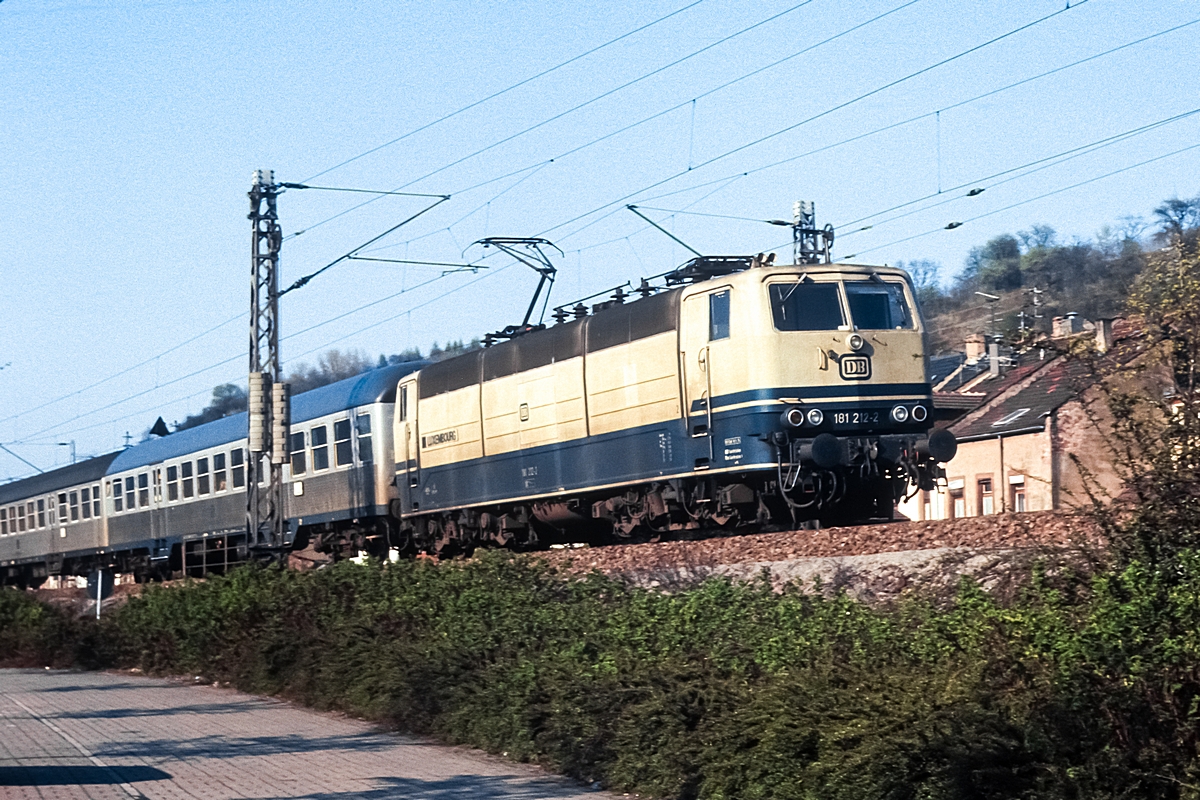  (19820416_13-24_181 212_Merzig_E 2136_Münster-Gerolstein-Saarbrücken_a.jpg)