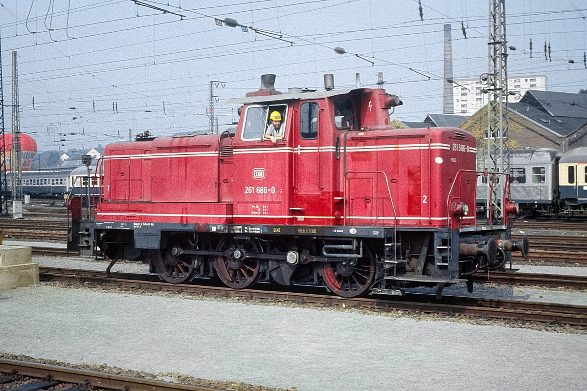  (19820918_18-19_261 686_Saarbrücken Hbf_b.jpg)