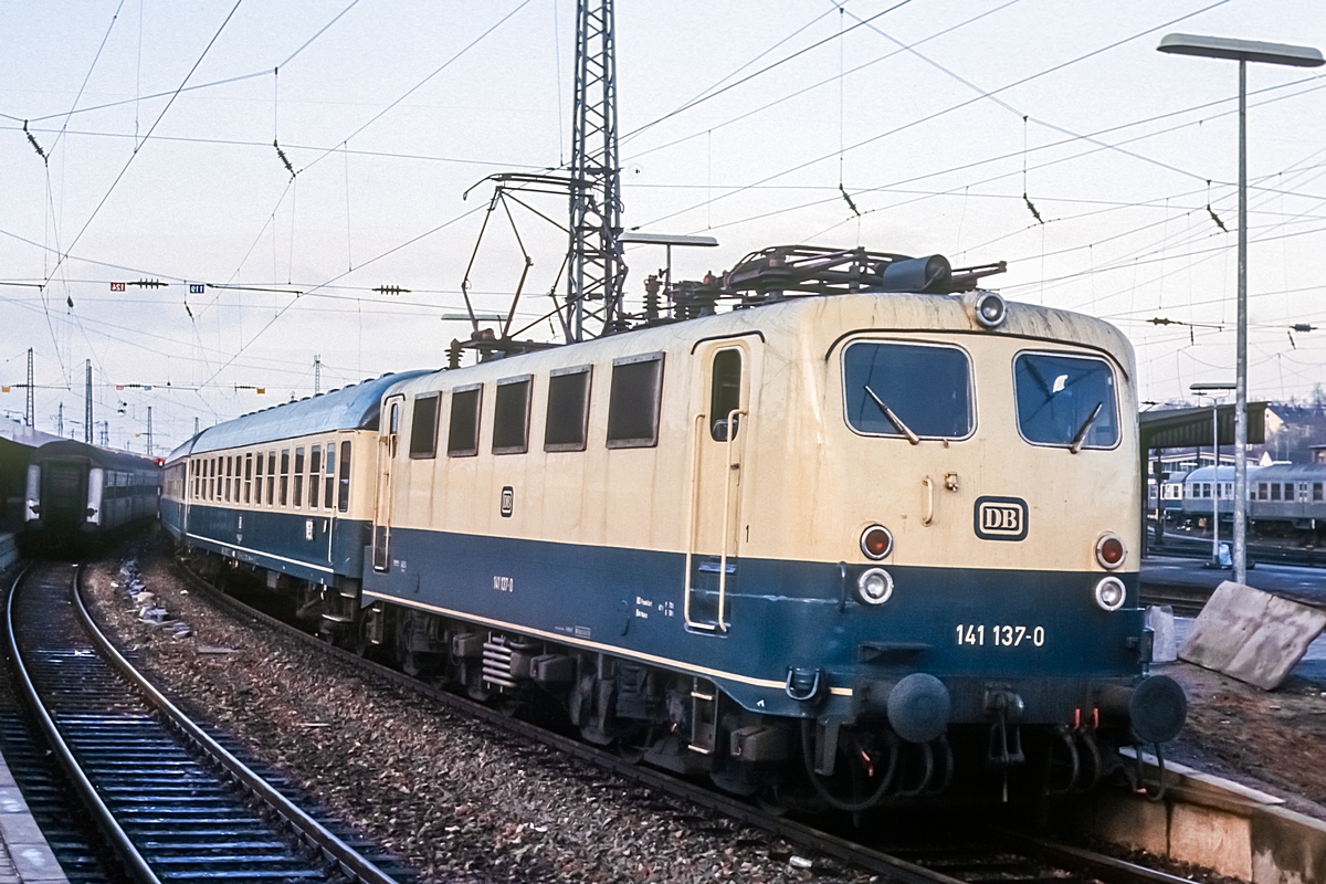  (19811114_10-41_141 137_Saarbrücken Hbf_b.jpg)