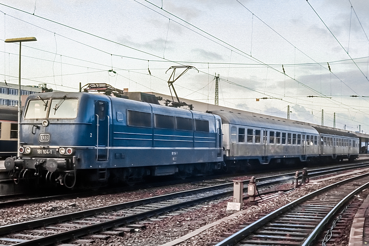  (19811114_10-43_181 104_Saarbrücken Hbf_N 4335_SSH-Türkismühle_b.jpg)