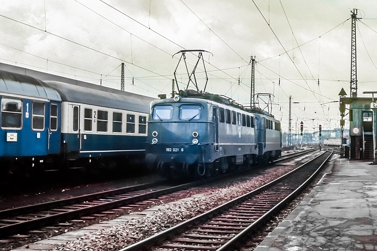  (19811114_10-46_182 021-140_Saarbrücken Hbf_b.jpg)