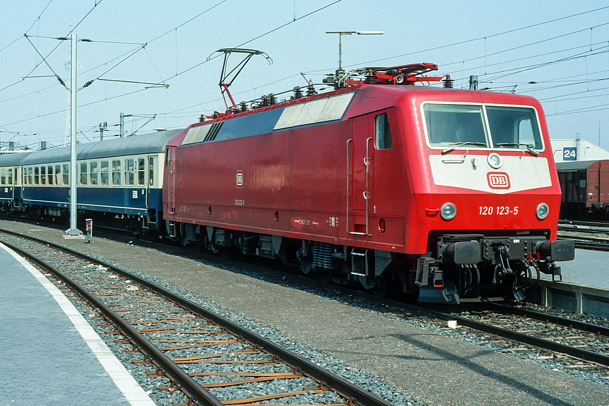  (19880429_47-05_120 123_Hannover Messebahnhof_D 1088_Hannover Messe - Hamburg-Altona_b.jpg)