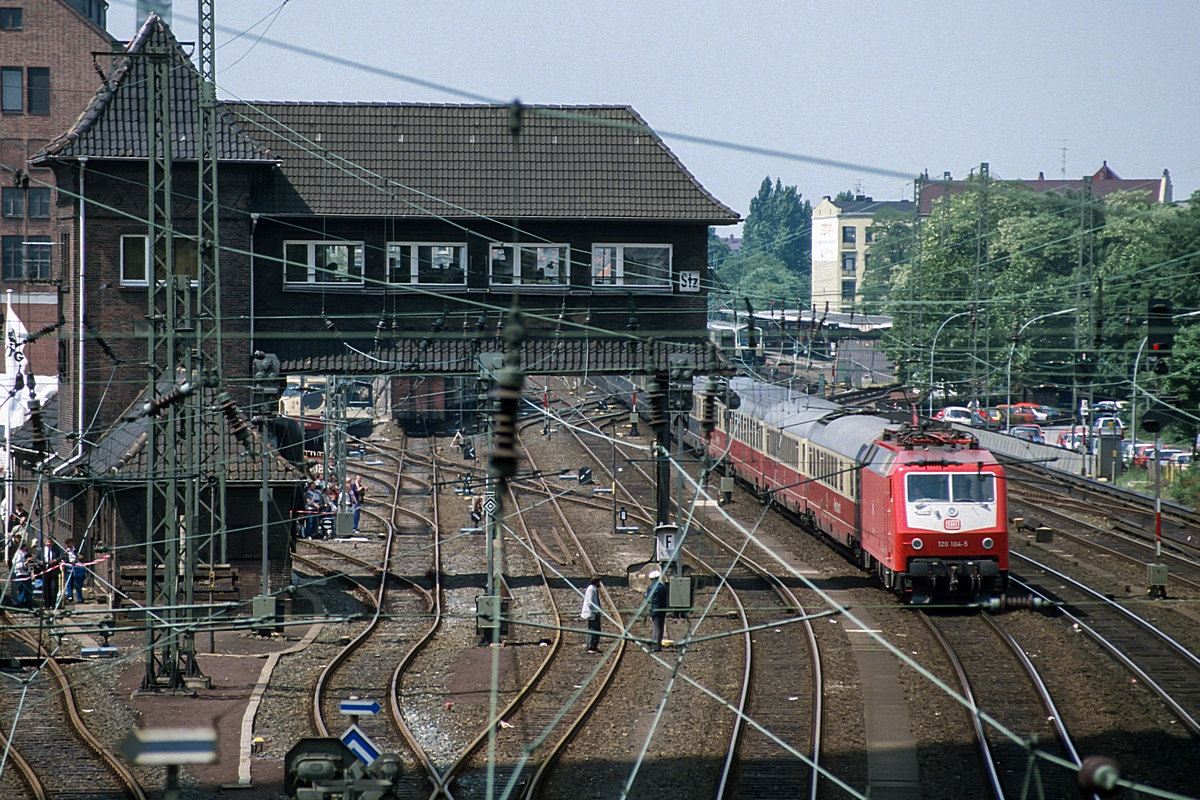  (19880602_47-17_120 104_Hamburg-Sternschanze_IC 683 Albrecht Dürer_Hamburg-Altona - München_b.jpg)