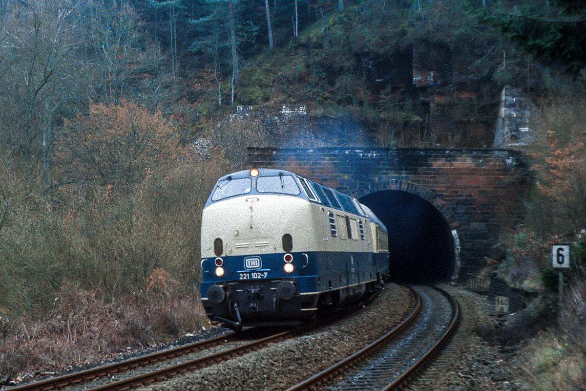  (19831230_33-04_221 102_Kuckuckslay-Tunnel Ehrang_Lr 37137_Trier-Münster_a.jpg)