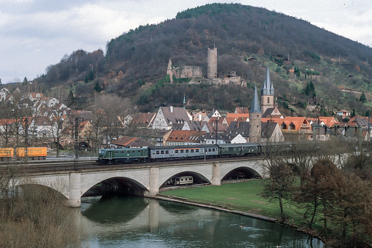  (19850401_35-32_141_Gemünden_E 3406_Gemünden-Aschaffenburg_b.jpg)