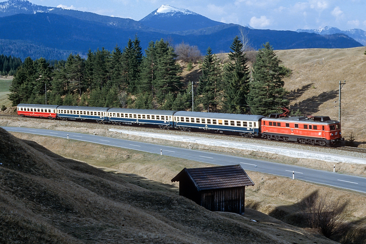  (19850402_35-40_ÖBB 1110 519_zw Klais und Mittenwald_D 2717_Augsburg—Mittenwald_a.jpg)