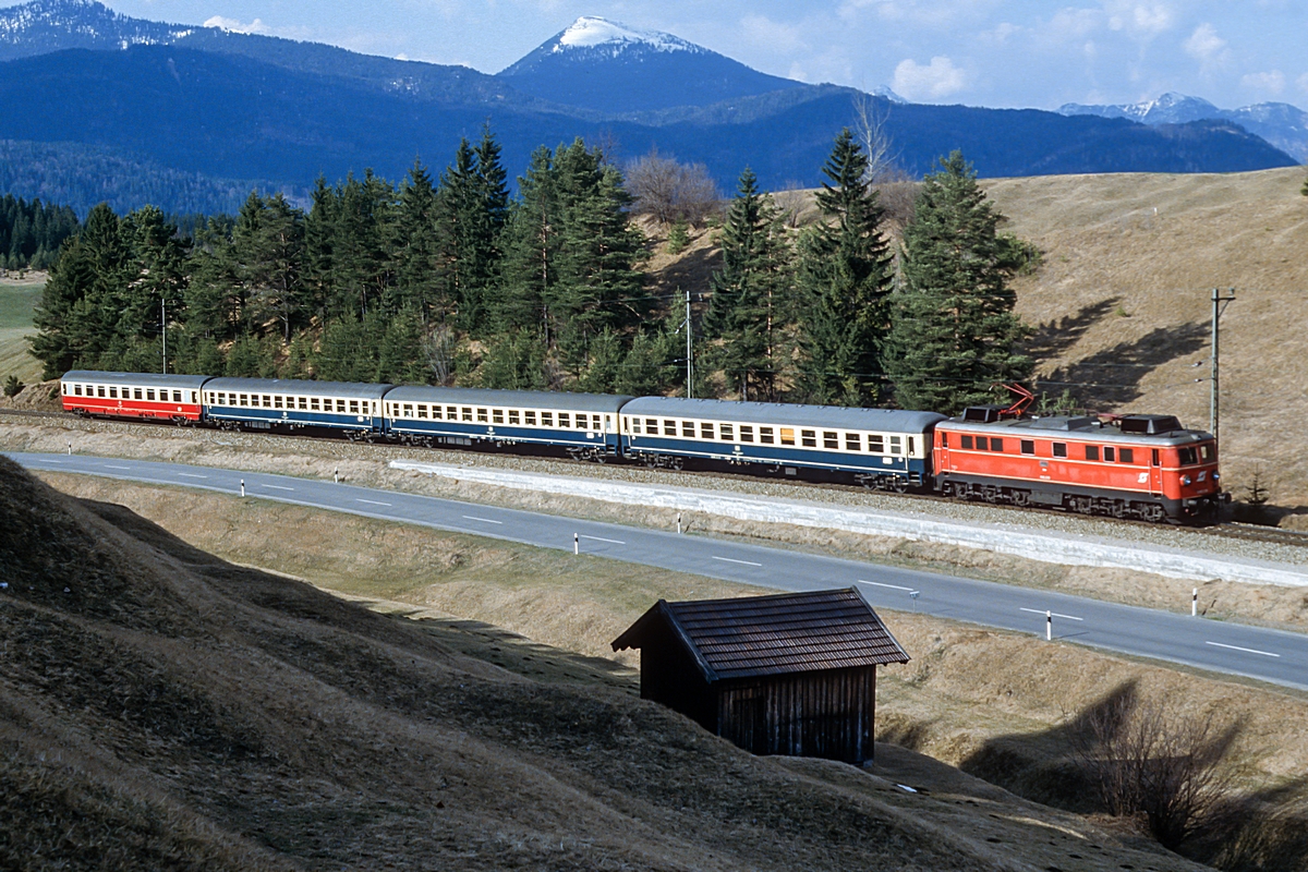  (19850402_35-40_ÖBB 1110 519_zw Klais und Mittenwald_D 2717_Augsburg—Mittenwald_a.jpg)