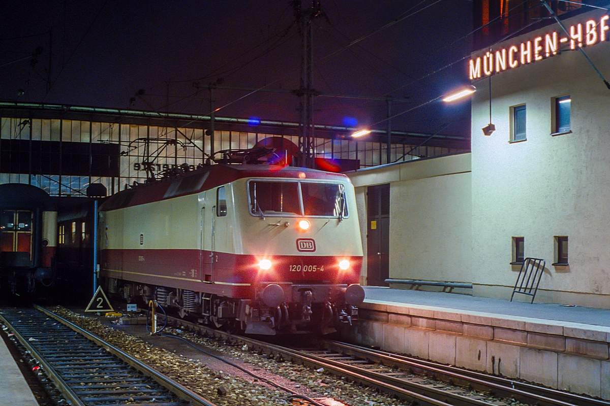  (19850807_36-38_120 005_München Hbf_b.jpg)