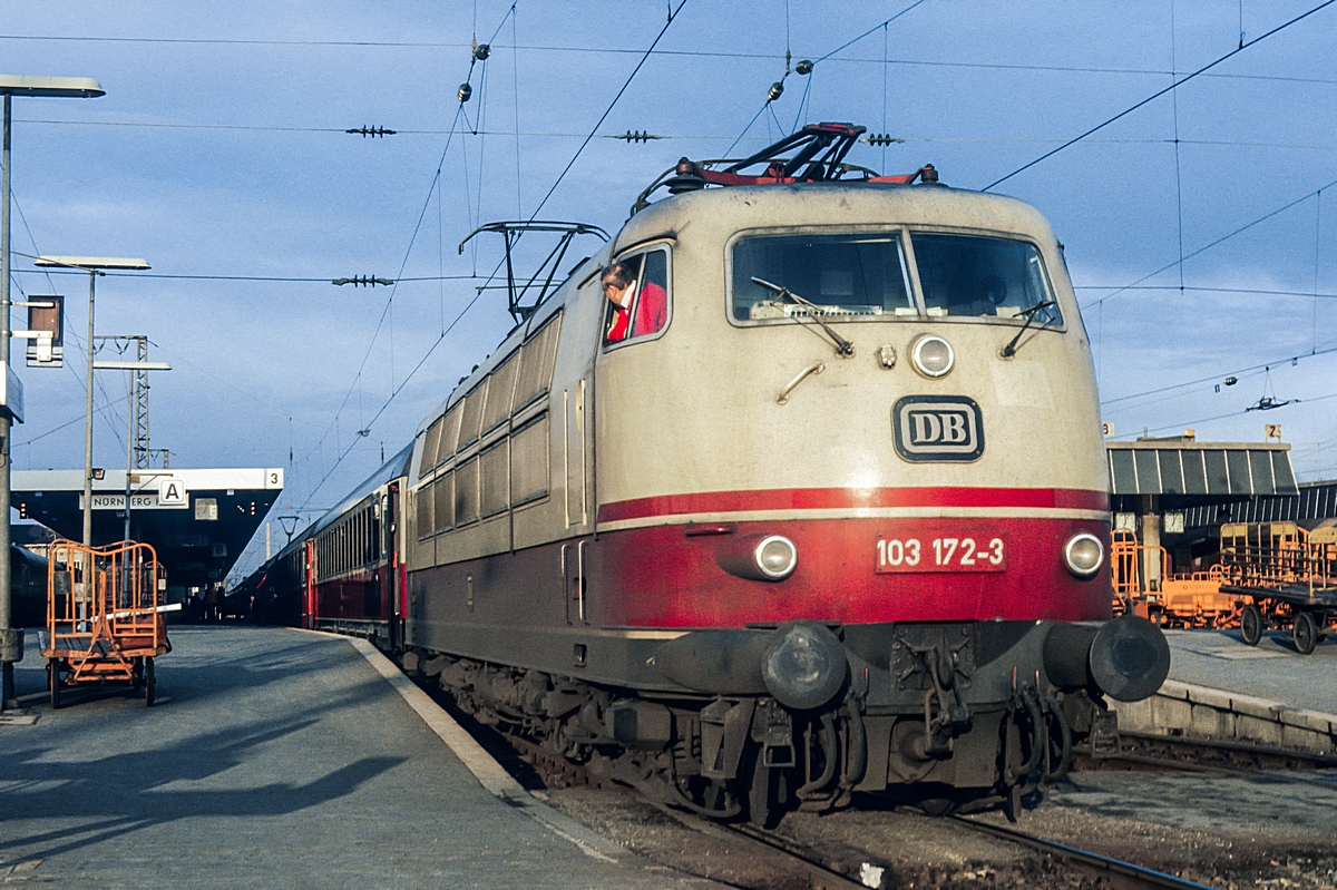  (19830406_25-37_103 172_Nürnberg Hbf_IC 564_Burggraf_München Hbf - Köln Hbf_b.jpg)