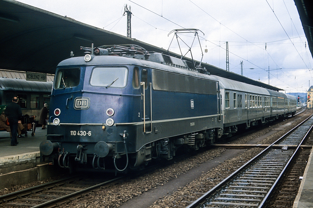  (19830407_25-41_110 430_Koblenz Hbf_E 3511_Köln-Deutz - Koblenz_b.jpg)