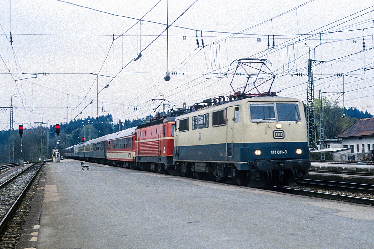  (19830430_27-07_111 011-ÖBB 1044 09_Traunstein_D 218 Tauern-Express_Split-Zagreb–Oostende_a.jpg)
