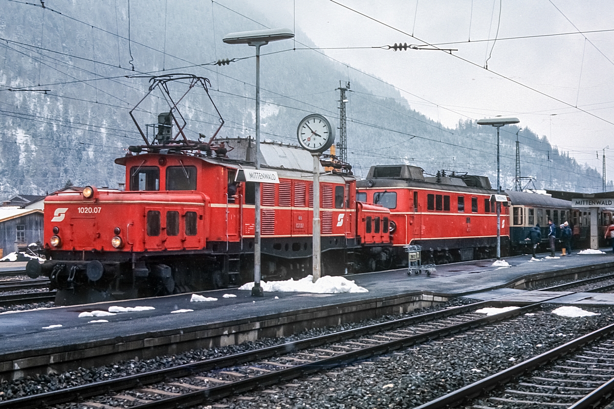  (19830329_22-35_ÖBB 1020 07-1110_Mittenwald_E 3684_von Innsbruck als E 684 - Mittenwald - Garmisch-Partenkirchen_b.jpg)