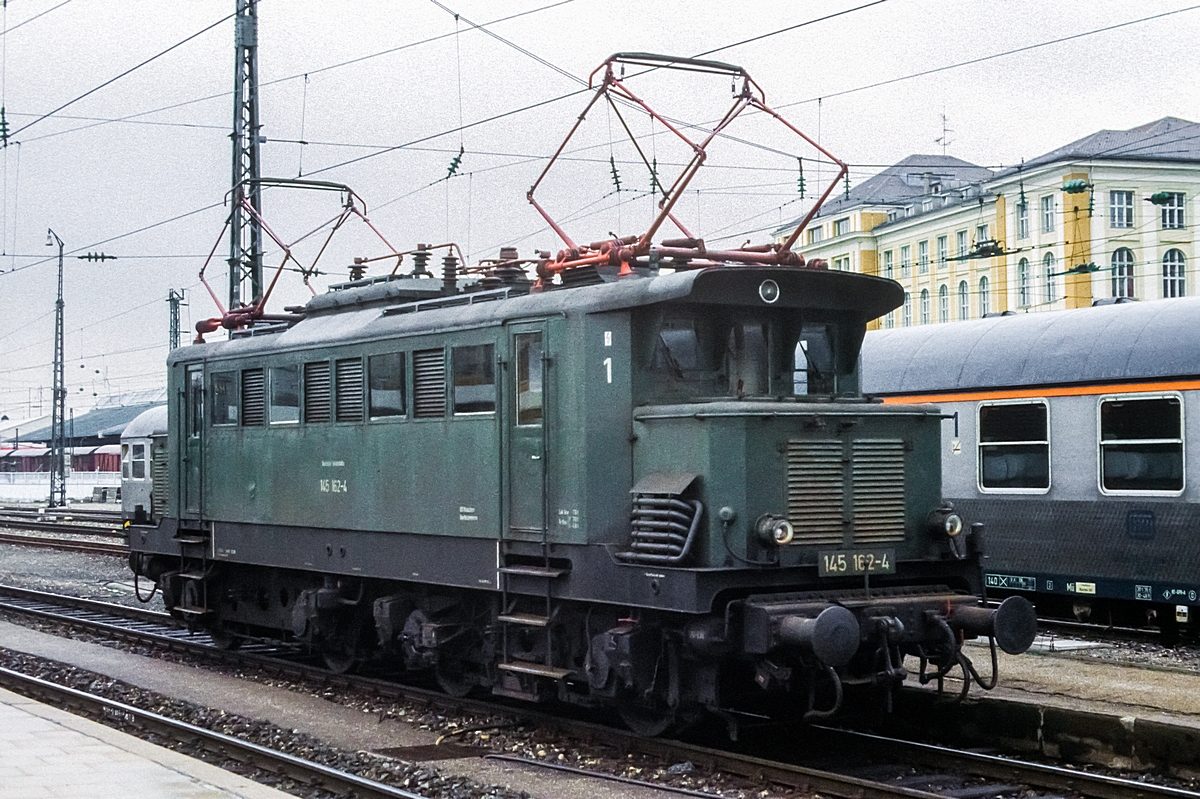  (19830329_22-38_145 162_München Hbf_b.jpg)