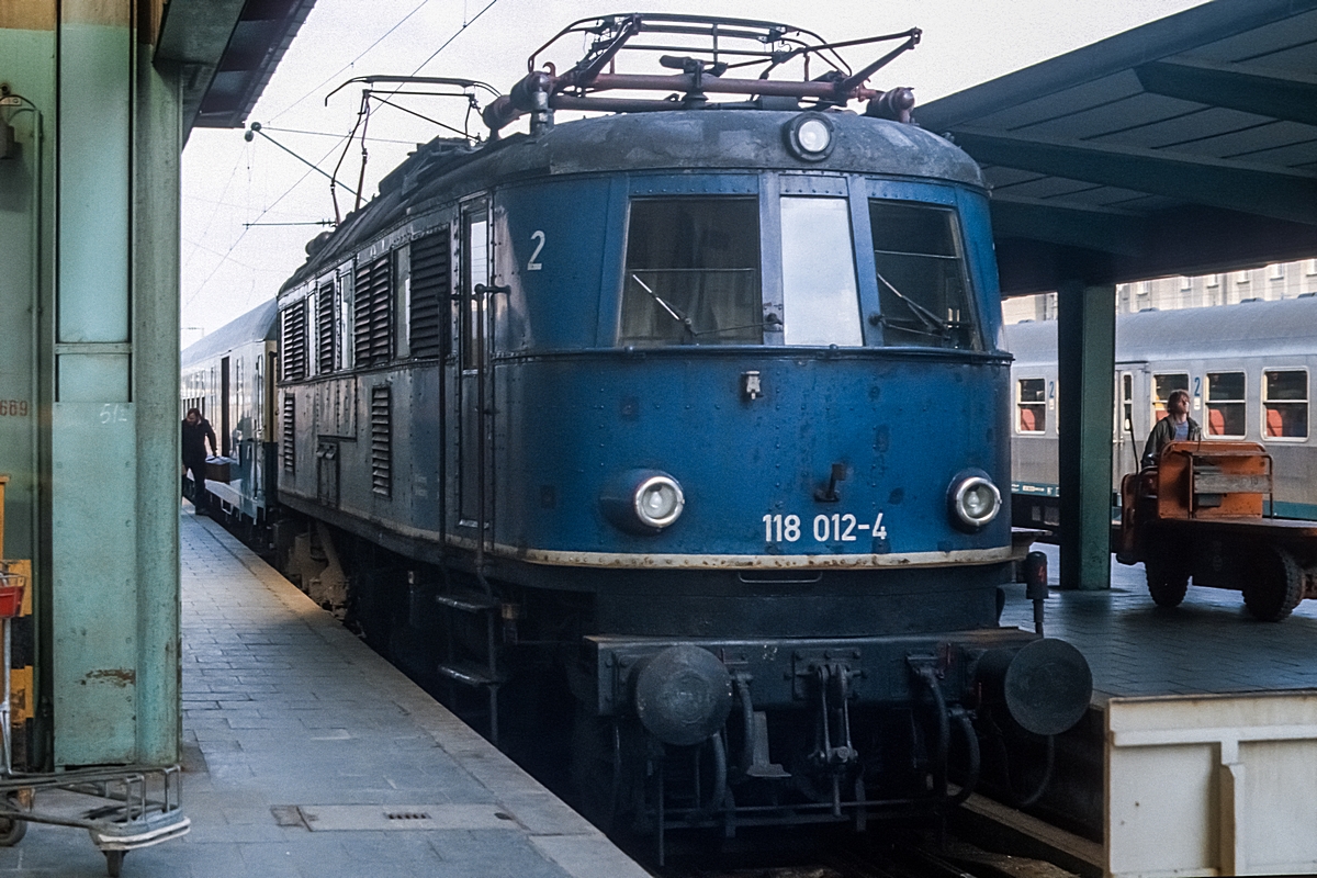  (19830331_23-40_118 012_München Hbf_E 3031_Hof - München Hbf_b.jpg)