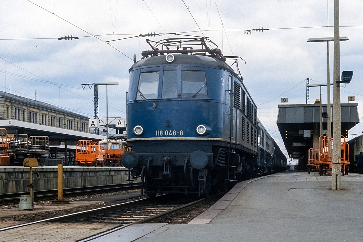  (19830405_24-04_118 048_Nürnberg Hbf_E 3412_b.jpg)