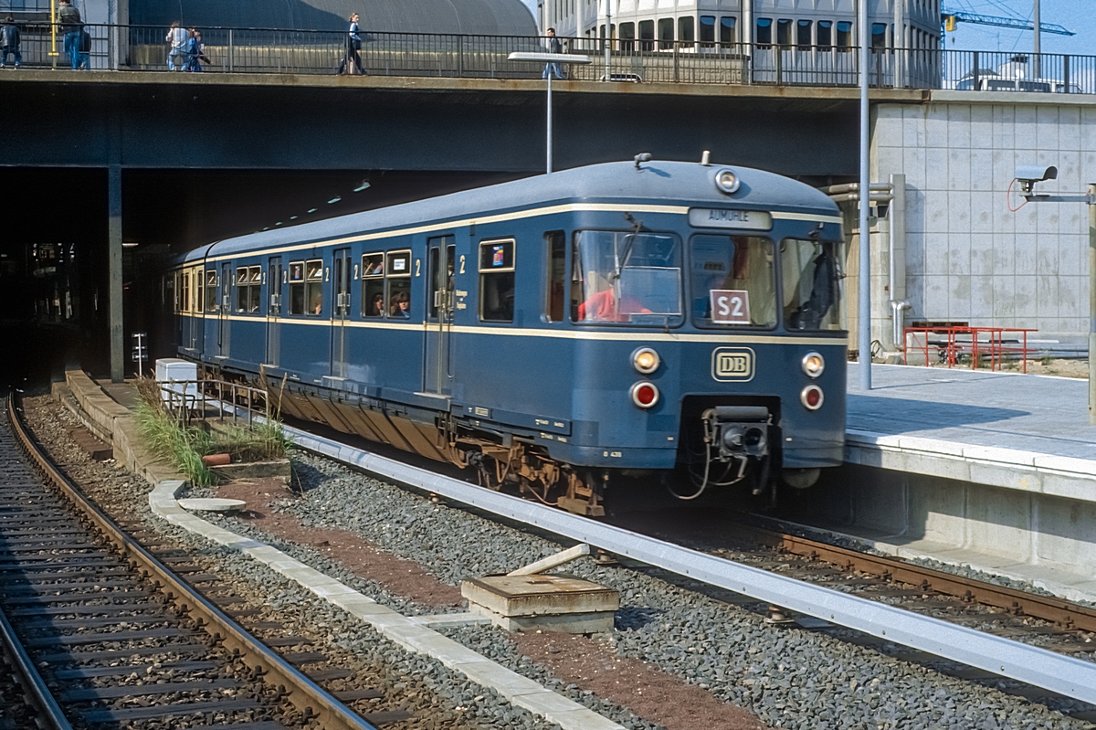  (19820827_17-25_470 438_Hamburg Hbf_b.jpg)