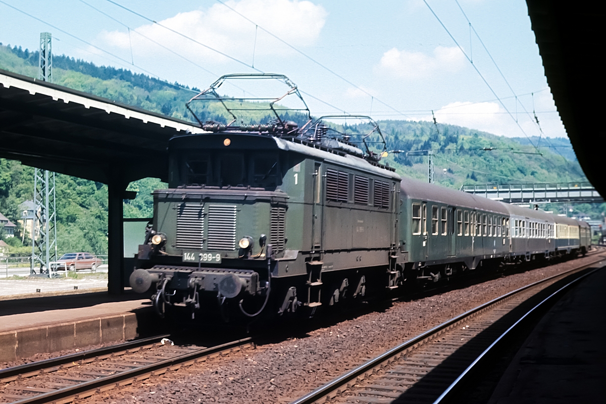  (19810507_07-21_144 099_Heidelberg-Karlstor_N 7342_Osterburken-Heidelberg_a.jpg)