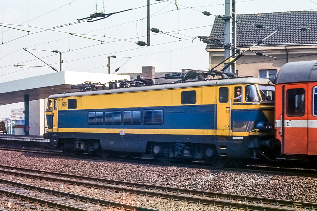  (19810625_07-42_SNCB 1606_Köln Hbf_b.jpg)