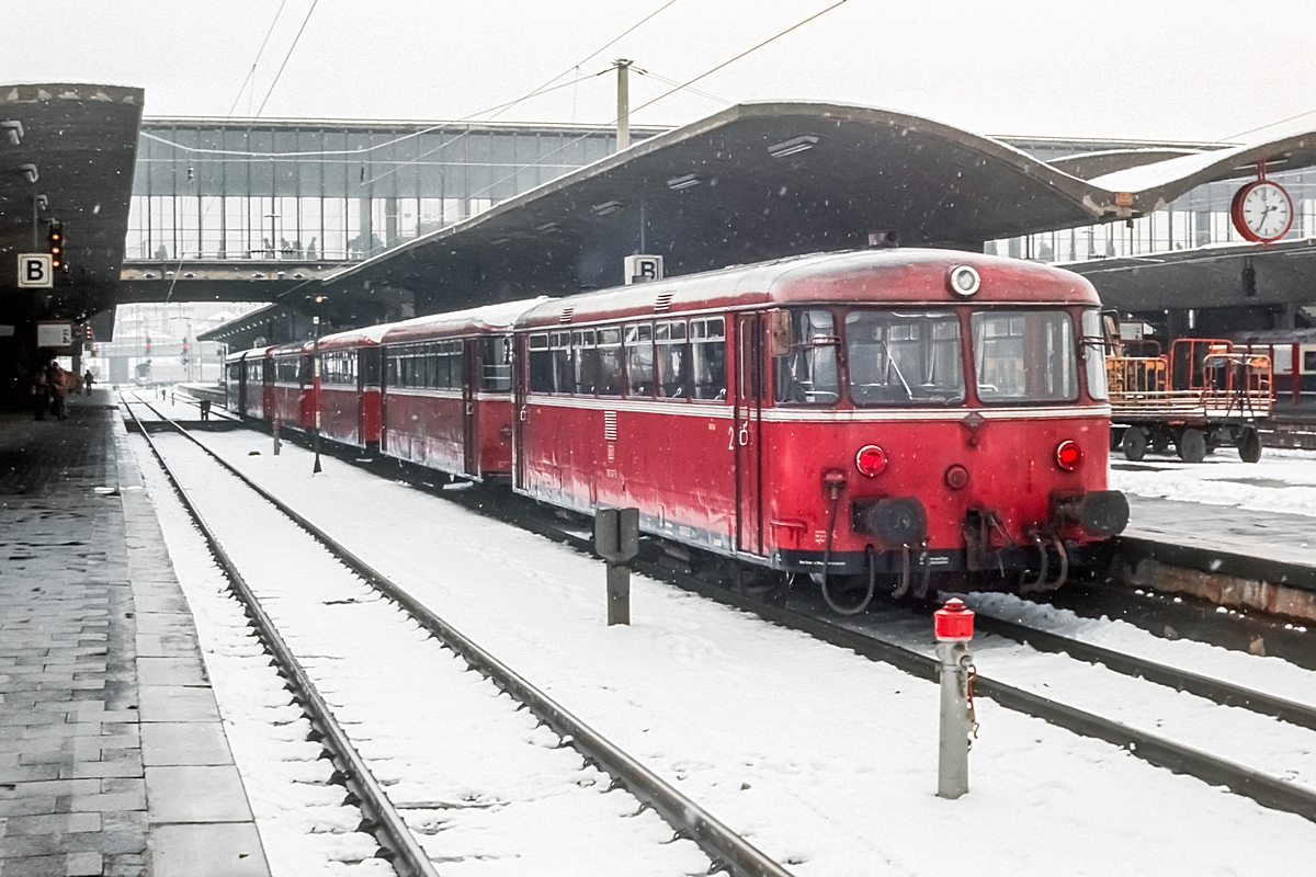  (19820223_12-02_798-998_Heidelberg Hbf_Nto 7937_Heidelberg Hbf - Bad Friedrichshall-Jagstfeld_b.jpg)