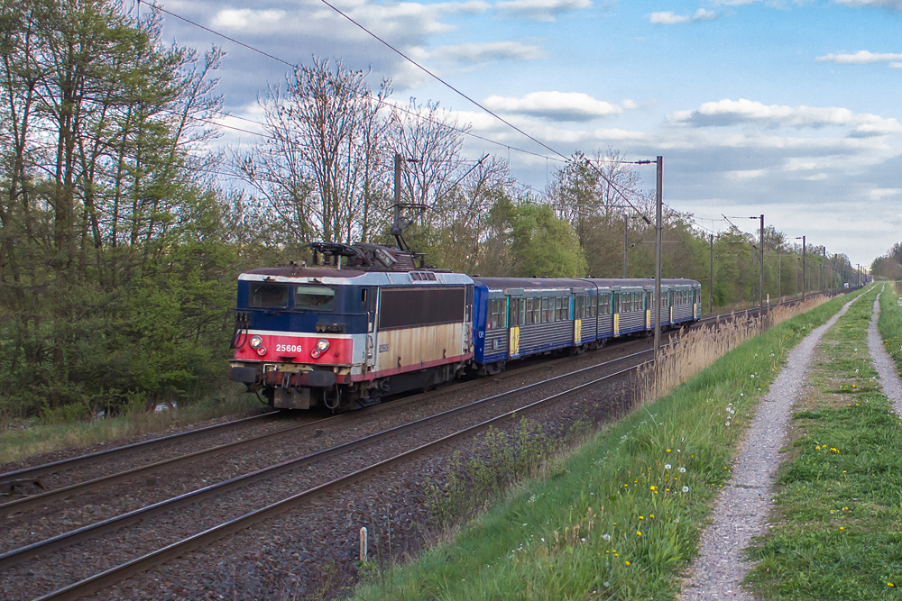 http://www.klawitter.info/bahn/allgemein/20140415-190044_SNCF25606_Steinbourg_TER30126_Strasbourg-Saverne_ak.jpg