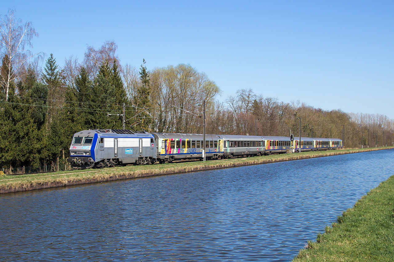 http://www.klawitter.info/bahn/allgemein/20180406-154410_SNCF26144_Steinbourg_TER830122_StrasbourgVille-Saverne_ak.jpg