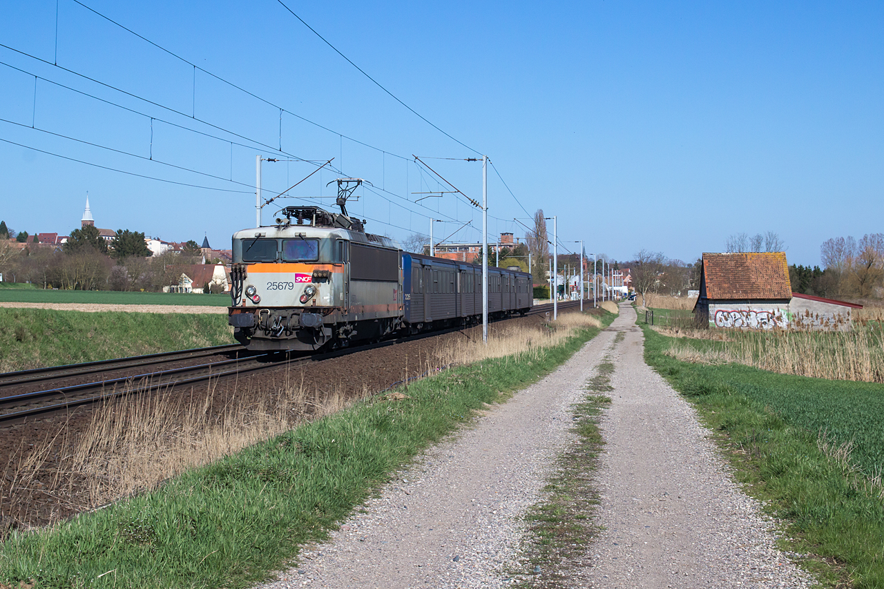 http://www.klawitter.info/bahn/allgemein/20180406-162046_SNCF25679_Hochfelden_TER830129_Sarrebourg-StrasbourgVille_ak.jpg