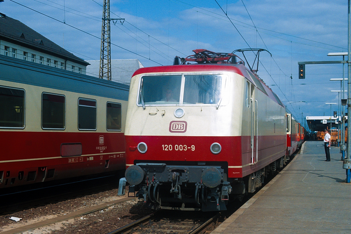  (31-21_19830813_120 003_Nürnberg Hbf_IC 521 Germania_Hannover-Köln-Wiesbaden-München_b.jpg)