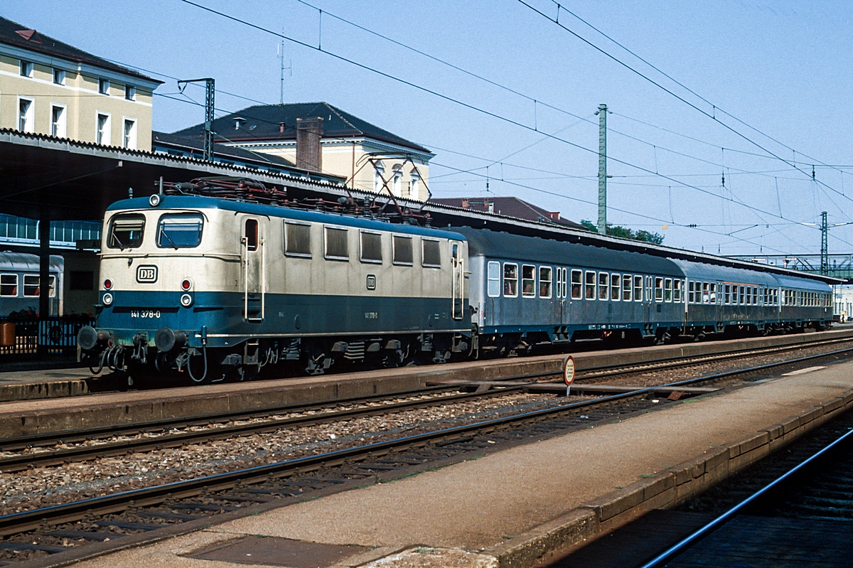  (31-42_19830815_141 378_Regensburg Hbf_E 3366_Regensburg-Augsburg_b.jpg)