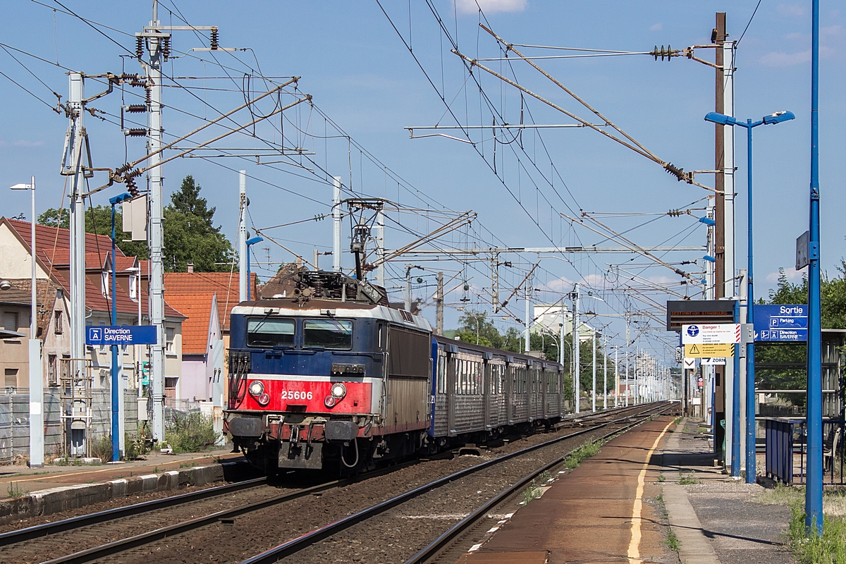  (20140703-171848_SNCF 25606_Hochfelden_TER 830120_Strasbourg-Saverne_a.jpg)