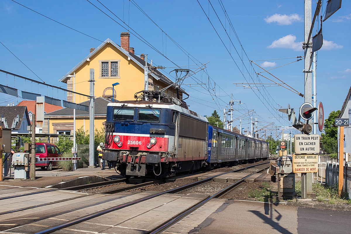  (20140703-171938_SNCF 25606_Hochfelden_TER 830120_Strasbourg-Saverne_b.jpg)