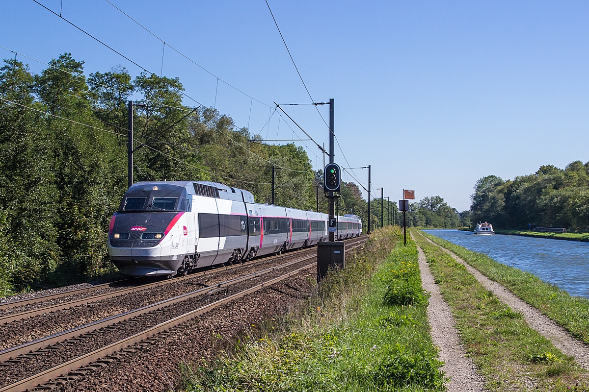  (20150928-122144_SNCF TGV 540_Steinbourg_TGV 5452_Strasbourg-Ville - Bordeaux-St-Jean_a.jpg)