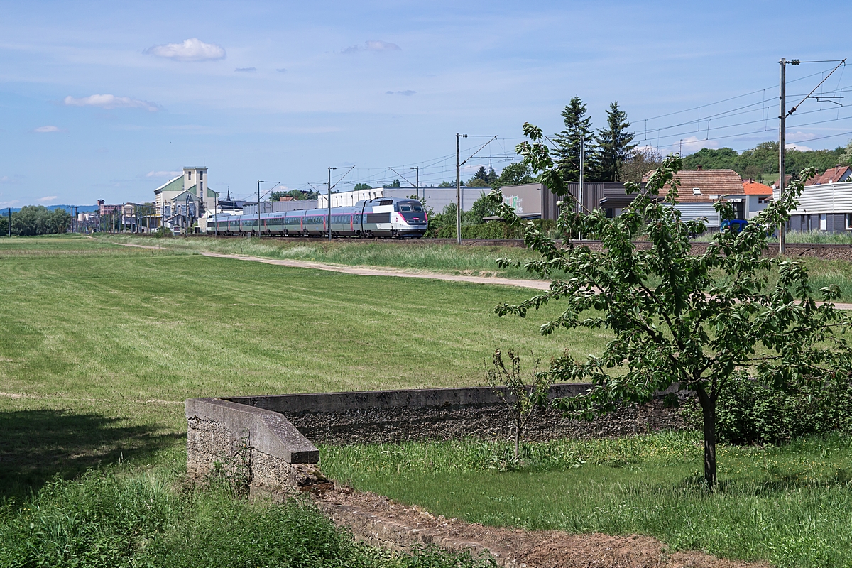  (20170521-125836_SNCF 28011_Schwindratzheim_TGV 2507_Paris Est - Strasbourg Ville_b1.jpg)