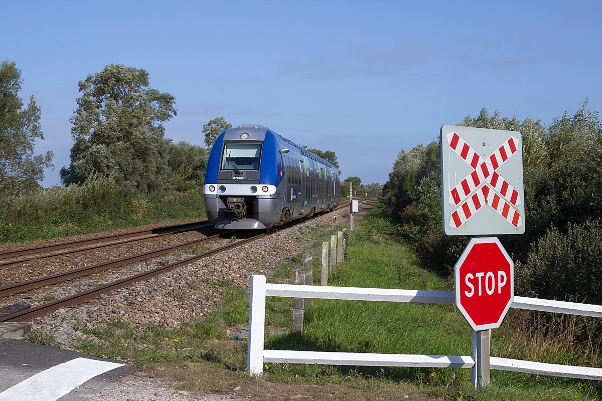  (20180918-111814_SNCF 76627_PN 112-zwischen Quend und Villers-sur-Authis_TER 848818_Boulogne-Amiens_b1.jpg)