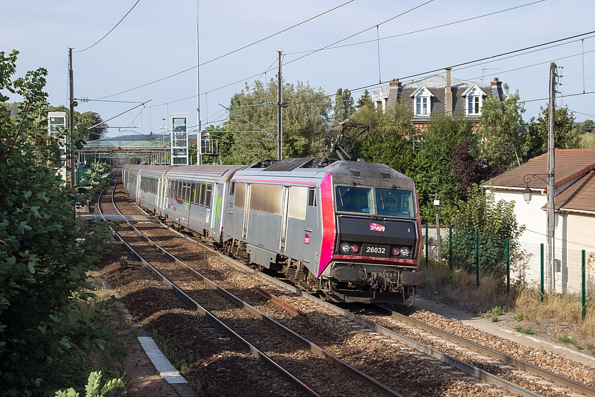  (20180920-162914_SNCF 26032_Villennes-sur-Seine_IC 3308_Cherbourg - Paris St-Lazare_a.jpg)