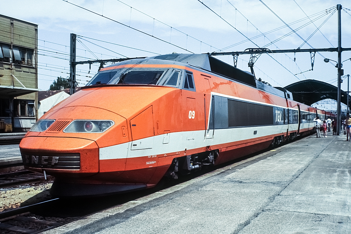  (19820527_13-44_SNCF TGV 23018_Avignon_b.jpg)