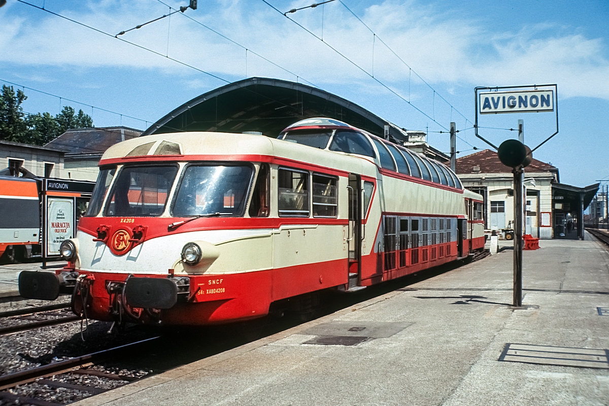  (19820527_13-48_SNCF X 4208_Avignon_b.jpg)