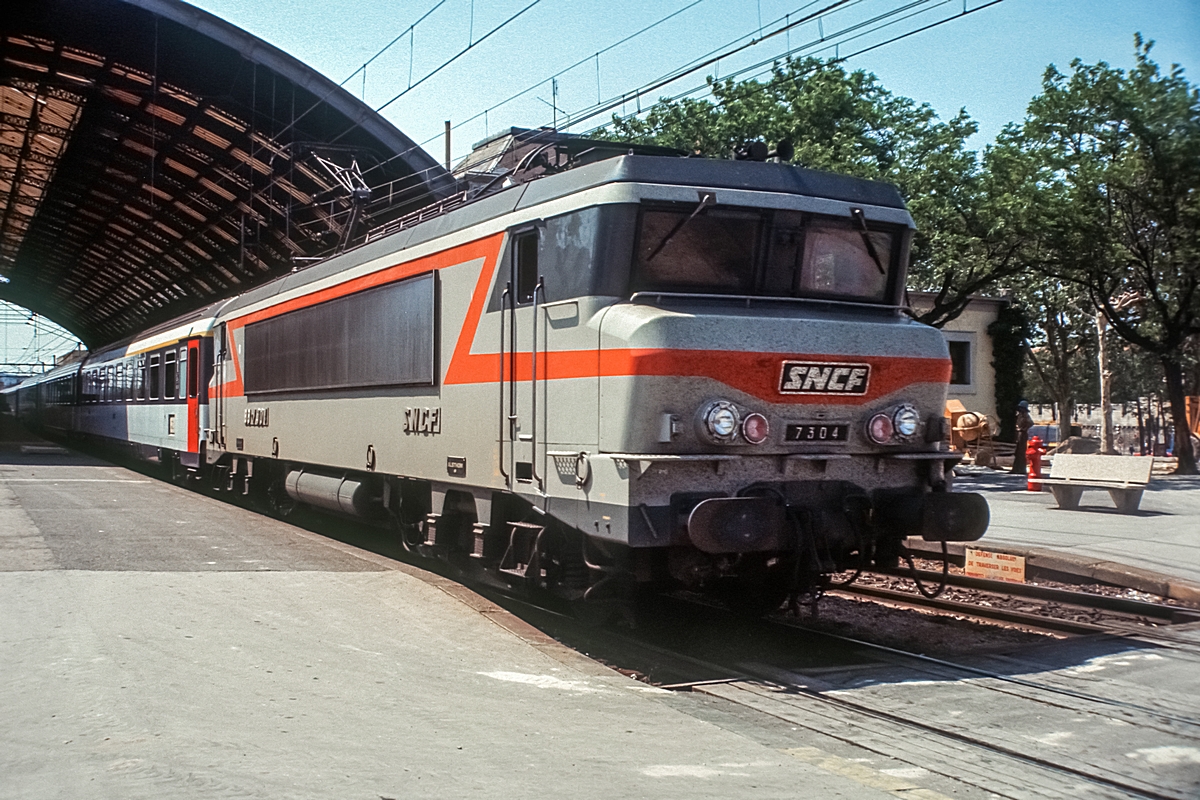  (19820527_13-49_SNCF BB 7304_Avignon_b.jpg)
