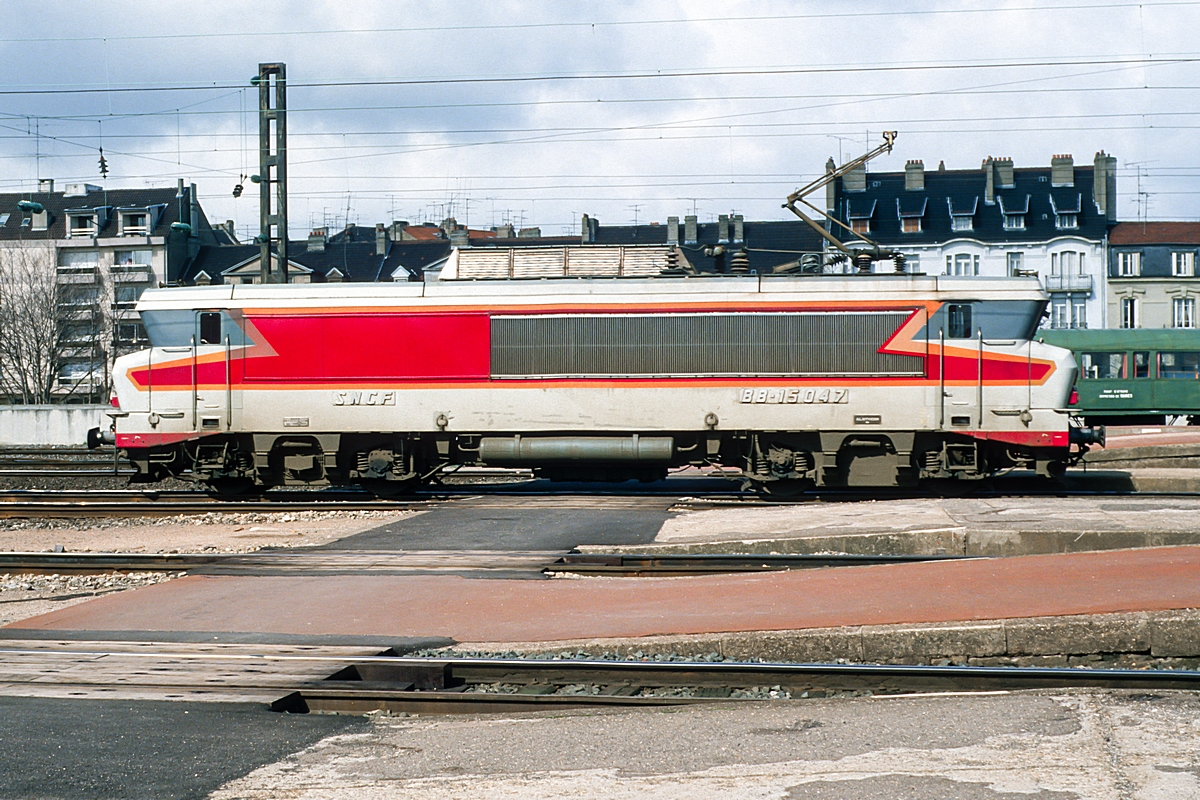  (19880326_44-15_SNCF BB 15047_Metz_b.jpg)