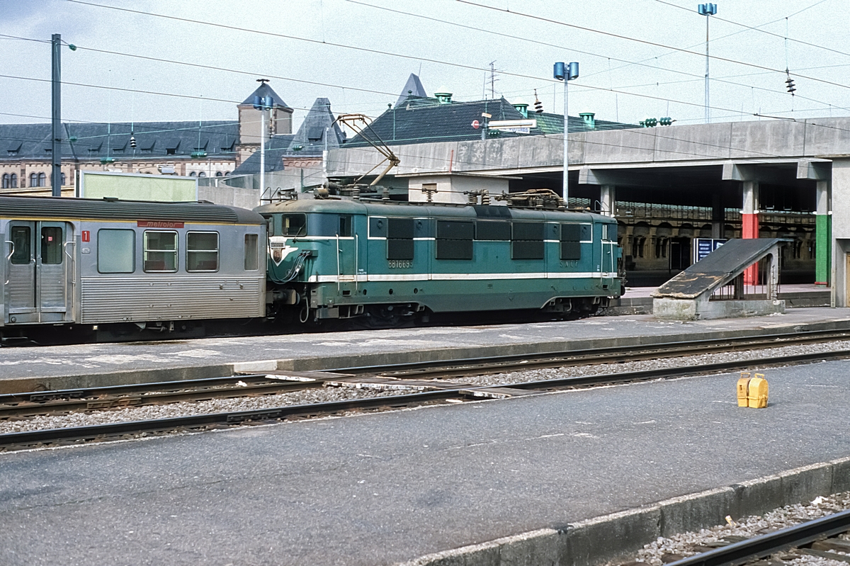  (19880326_44-19_SNCF BB 16695_Metz_a.jpg)