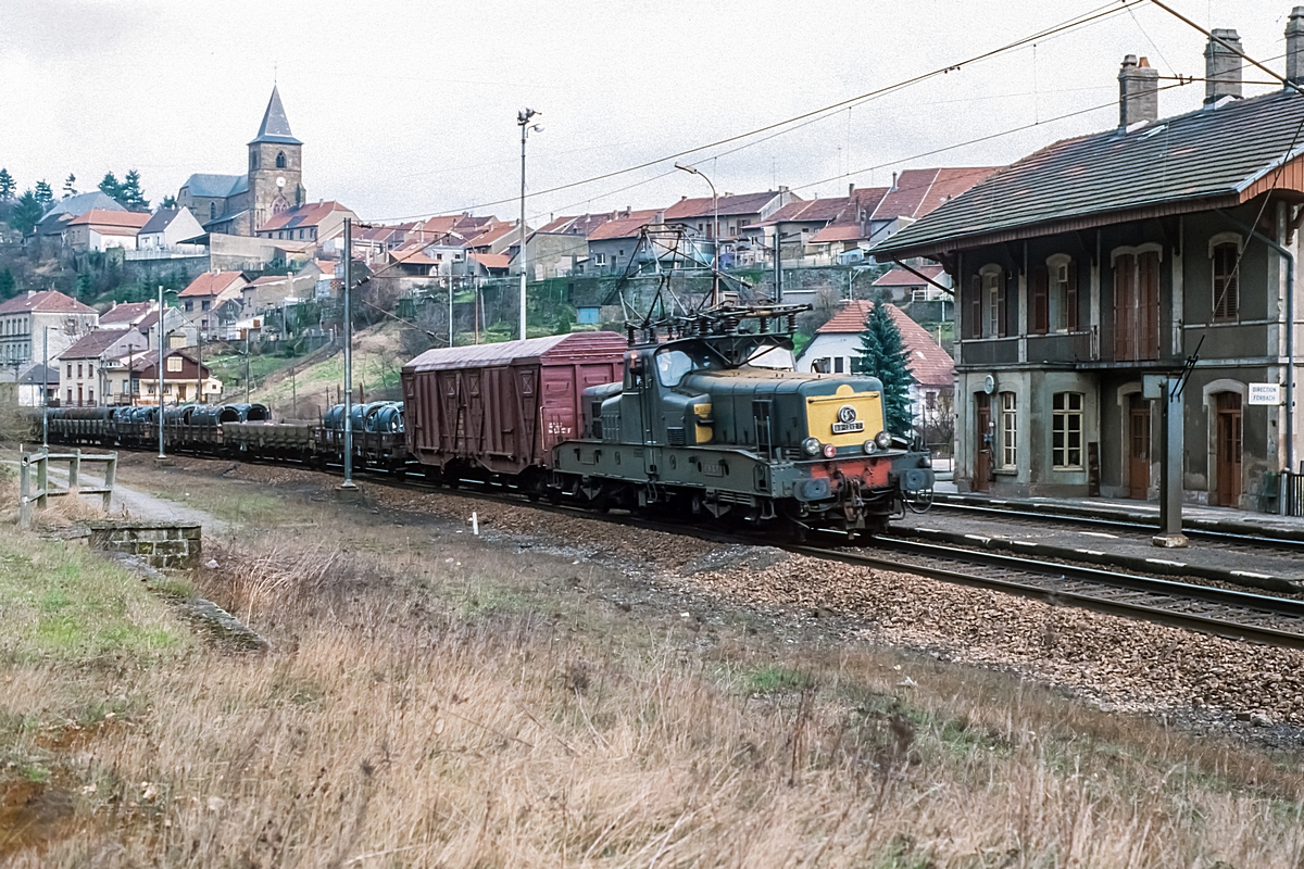  (19880329-152300_45-05_SNCF BB 12122_Hombourg-Haut_a.jpg)