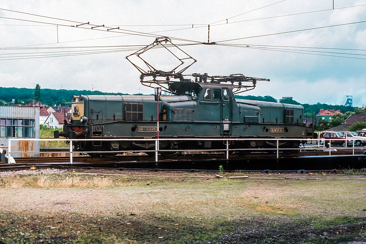  (19860708_39-09_SNCF BB 12045_Bw Forbach_b.jpg)